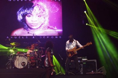 La cantante afincada en Roquetas dio a conocer su álbum ‘Angels & Demons’ en un concierto a beneficio de la Asociación Verdiblanca