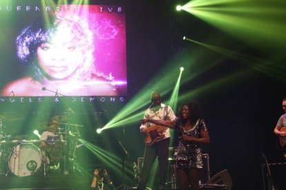 La cantante afincada en Roquetas dio a conocer su álbum ‘Angels & Demons’ en un concierto a beneficio de la Asociación Verdiblanca