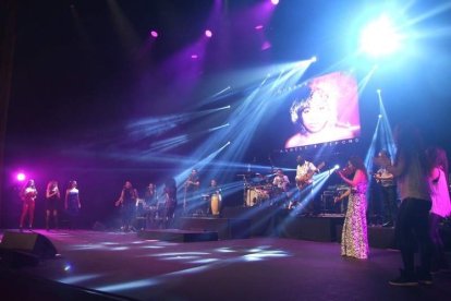 La cantante afincada en Roquetas dio a conocer su álbum ‘Angels & Demons’ en un concierto a beneficio de la Asociación Verdiblanca