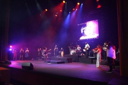 La cantante afincada en Roquetas dio a conocer su álbum ‘Angels & Demons’ en un concierto a beneficio de la Asociación Verdiblanca