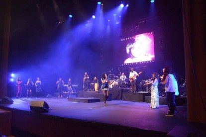 La cantante afincada en Roquetas dio a conocer su álbum ‘Angels & Demons’ en un concierto a beneficio de la Asociación Verdiblanca