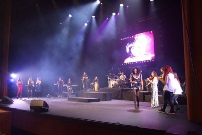 La cantante afincada en Roquetas dio a conocer su álbum ‘Angels & Demons’ en un concierto a beneficio de la Asociación Verdiblanca