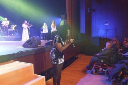La cantante afincada en Roquetas dio a conocer su álbum ‘Angels & Demons’ en un concierto a beneficio de la Asociación Verdiblanca