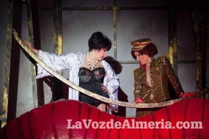 Montaje del espectáculo The Hole en la carpa instalada en el antiguo recinto ferial de Almería.