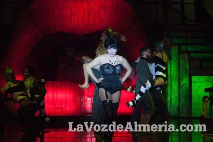 Montaje del espectáculo The Hole en la carpa instalada en el antiguo recinto ferial de Almería.