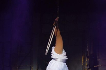 Montaje del espectáculo The Hole en la carpa instalada en el antiguo recinto ferial de Almería.