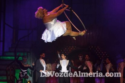 Montaje del espectáculo The Hole en la carpa instalada en el antiguo recinto ferial de Almería.