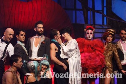 Montaje del espectáculo The Hole en la carpa instalada en el antiguo recinto ferial de Almería.