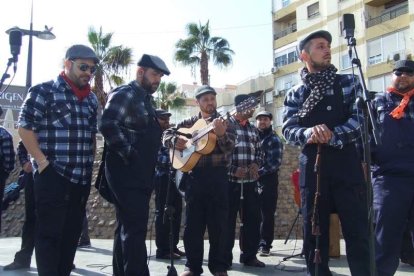 Tres mil bocadillos de sobrasada vegetal, vino y cerveza se repartieron entre los asistentes