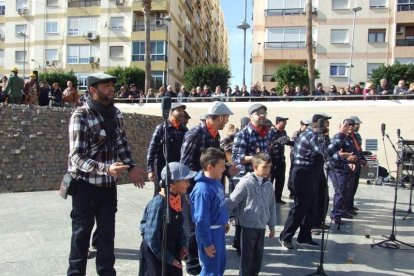 Tres mil bocadillos de sobrasada vegetal, vino y cerveza se repartieron entre los asistentes