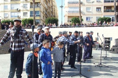 Tres mil bocadillos de sobrasada vegetal, vino y cerveza se repartieron entre los asistentes