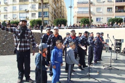 Tres mil bocadillos de sobrasada vegetal, vino y cerveza se repartieron entre los asistentes