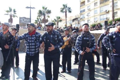 Tres mil bocadillos de sobrasada vegetal, vino y cerveza se repartieron entre los asistentes