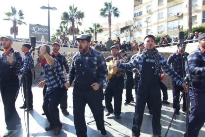 Tres mil bocadillos de sobrasada vegetal, vino y cerveza se repartieron entre los asistentes