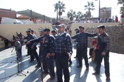 Tres mil bocadillos de sobrasada vegetal, vino y cerveza se repartieron entre los asistentes
