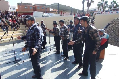Tres mil bocadillos de sobrasada vegetal, vino y cerveza se repartieron entre los asistentes