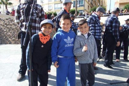 Tres mil bocadillos de sobrasada vegetal, vino y cerveza se repartieron entre los asistentes