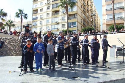 Tres mil bocadillos de sobrasada vegetal, vino y cerveza se repartieron entre los asistentes