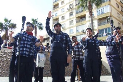 Tres mil bocadillos de sobrasada vegetal, vino y cerveza se repartieron entre los asistentes