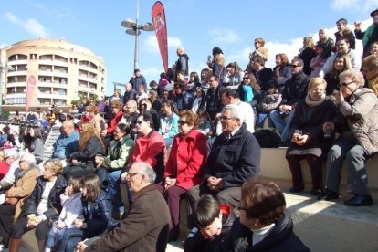 Tres mil bocadillos de sobrasada vegetal, vino y cerveza se repartieron entre los asistentes