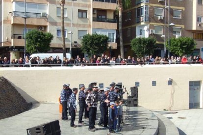 Tres mil bocadillos de sobrasada vegetal, vino y cerveza se repartieron entre los asistentes