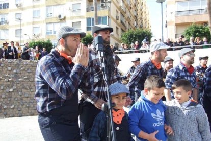 Tres mil bocadillos de sobrasada vegetal, vino y cerveza se repartieron entre los asistentes