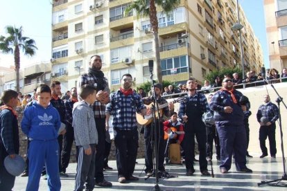 Tres mil bocadillos de sobrasada vegetal, vino y cerveza se repartieron entre los asistentes