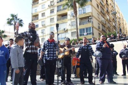 Tres mil bocadillos de sobrasada vegetal, vino y cerveza se repartieron entre los asistentes