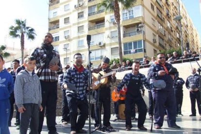 Tres mil bocadillos de sobrasada vegetal, vino y cerveza se repartieron entre los asistentes