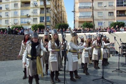 Tres mil bocadillos de sobrasada vegetal, vino y cerveza se repartieron entre los asistentes