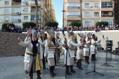 Tres mil bocadillos de sobrasada vegetal, vino y cerveza se repartieron entre los asistentes