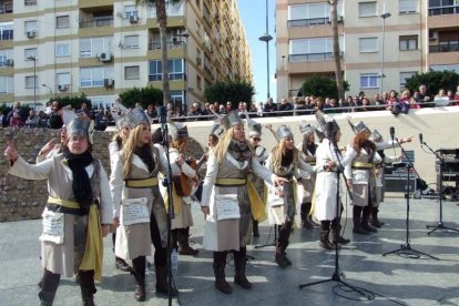 Tres mil bocadillos de sobrasada vegetal, vino y cerveza se repartieron entre los asistentes