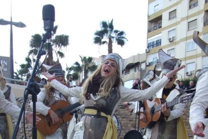 Tres mil bocadillos de sobrasada vegetal, vino y cerveza se repartieron entre los asistentes