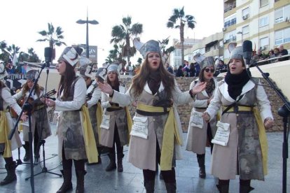 Tres mil bocadillos de sobrasada vegetal, vino y cerveza se repartieron entre los asistentes
