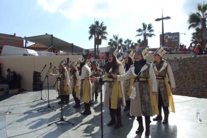 Tres mil bocadillos de sobrasada vegetal, vino y cerveza se repartieron entre los asistentes