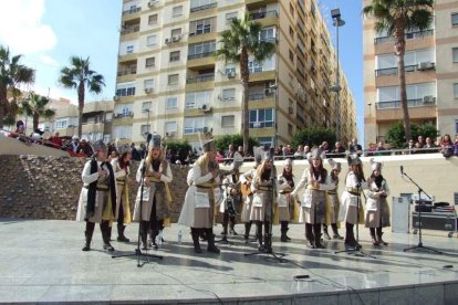 Tres mil bocadillos de sobrasada vegetal, vino y cerveza se repartieron entre los asistentes