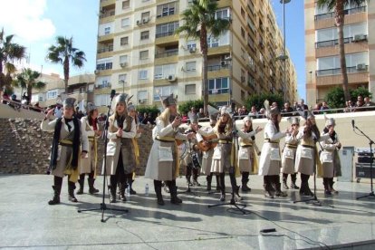 Tres mil bocadillos de sobrasada vegetal, vino y cerveza se repartieron entre los asistentes
