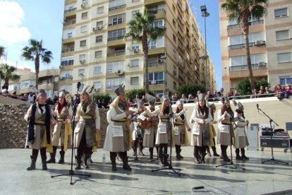 Tres mil bocadillos de sobrasada vegetal, vino y cerveza se repartieron entre los asistentes