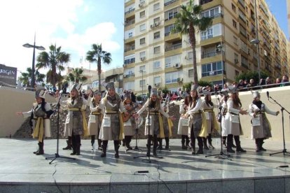 Tres mil bocadillos de sobrasada vegetal, vino y cerveza se repartieron entre los asistentes
