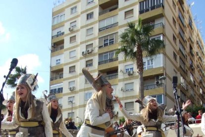 Tres mil bocadillos de sobrasada vegetal, vino y cerveza se repartieron entre los asistentes