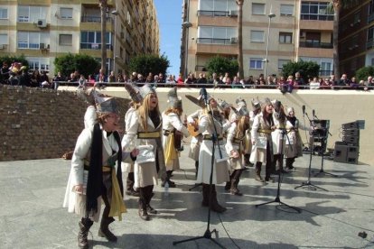 Tres mil bocadillos de sobrasada vegetal, vino y cerveza se repartieron entre los asistentes