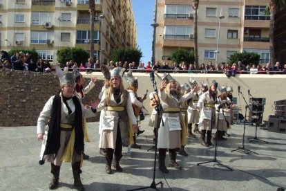 Tres mil bocadillos de sobrasada vegetal, vino y cerveza se repartieron entre los asistentes