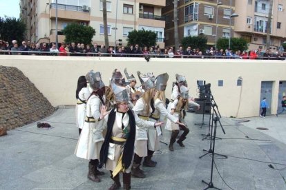 Tres mil bocadillos de sobrasada vegetal, vino y cerveza se repartieron entre los asistentes