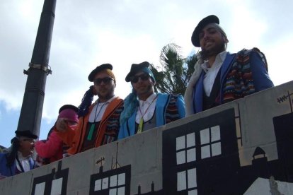 Tres mil bocadillos de sobrasada vegetal, vino y cerveza se repartieron entre los asistentes