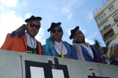 Tres mil bocadillos de sobrasada vegetal, vino y cerveza se repartieron entre los asistentes