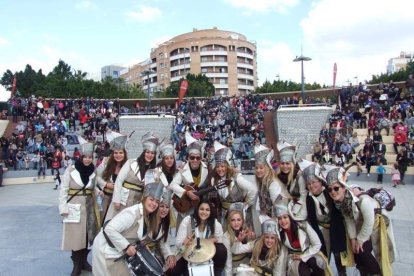 Tres mil bocadillos de sobrasada vegetal, vino y cerveza se repartieron entre los asistentes