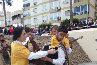 Tres mil bocadillos de sobrasada vegetal, vino y cerveza se repartieron entre los asistentes