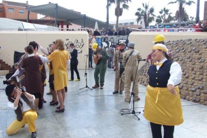 Tres mil bocadillos de sobrasada vegetal, vino y cerveza se repartieron entre los asistentes