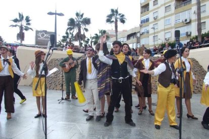 Tres mil bocadillos de sobrasada vegetal, vino y cerveza se repartieron entre los asistentes