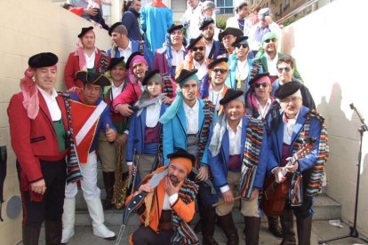 Tres mil bocadillos de sobrasada vegetal, vino y cerveza se repartieron entre los asistentes